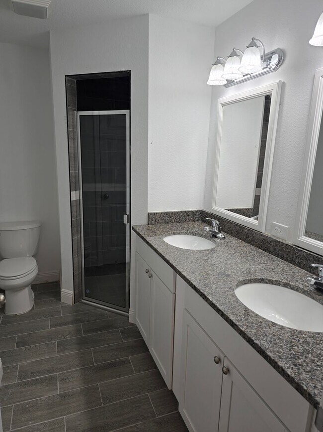 Building Photo - Gorgeous Brand-New 3/2 Townhome in Lakeside!!!!