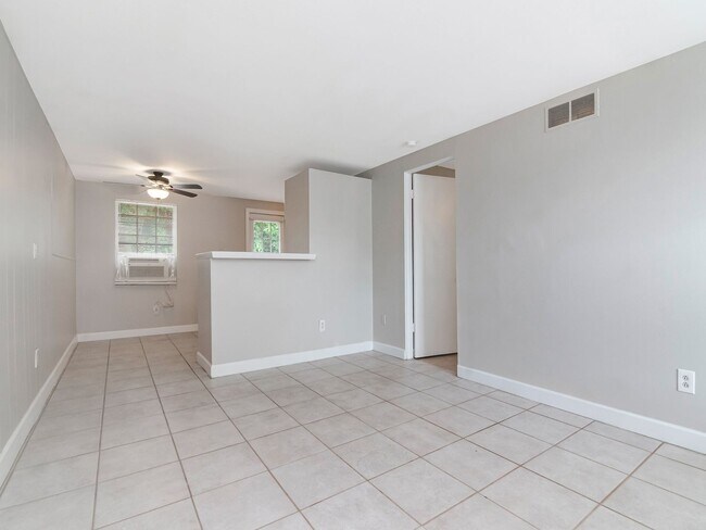 Building Photo - Move-In Ready 1BR/1BA Duplex in Brandon, FL — $1,295/Month, Across from Brandon Mall