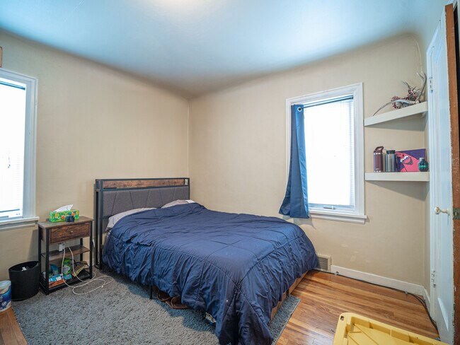 Building Photo - 1140 NE Lake St