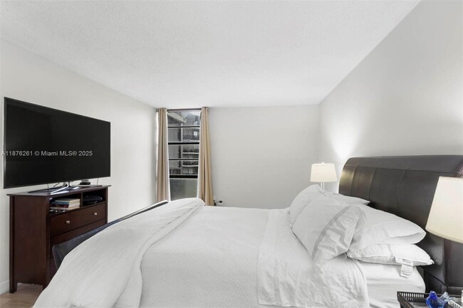 Building Photo - 3401 N Country Club Dr
