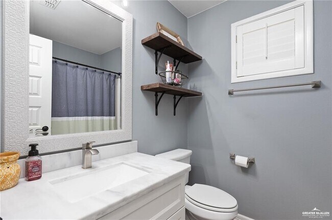 Building Photo - 13 Kingsborough Ave