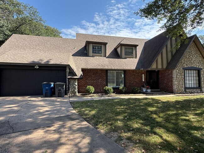 Building Photo - Luxury 4 Bed Home with Bonus Rooms and Pool