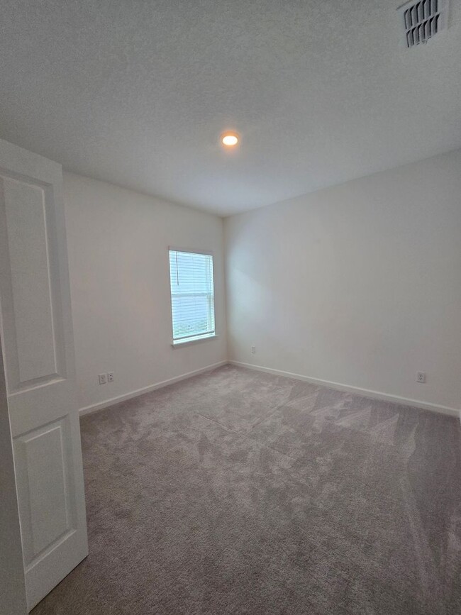 Building Photo - Beautiful 3-Bed, 2.5-Bath home in Tara Lane