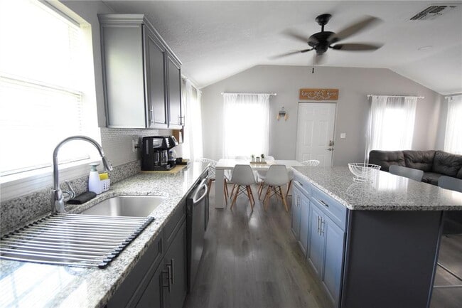 Building Photo - 221 E Cypress St