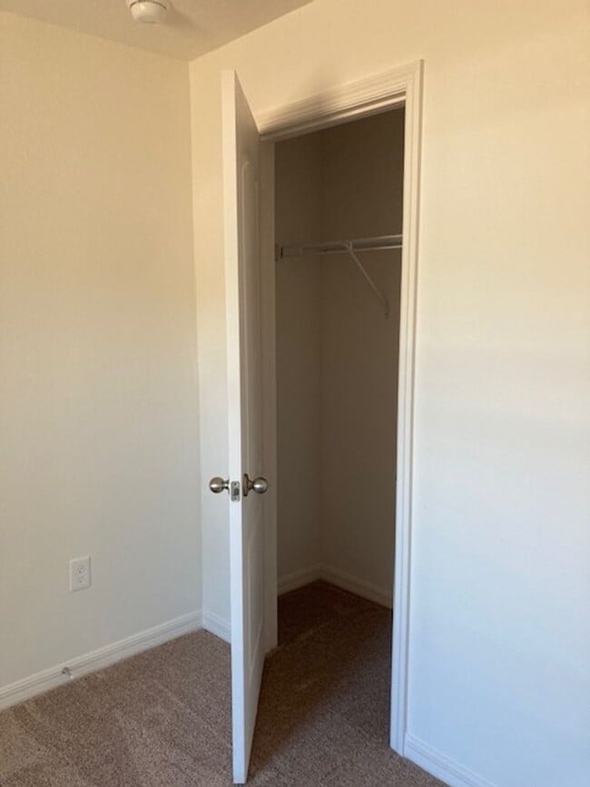 Building Photo - Like New 3/2/2 house with a screened in porch.