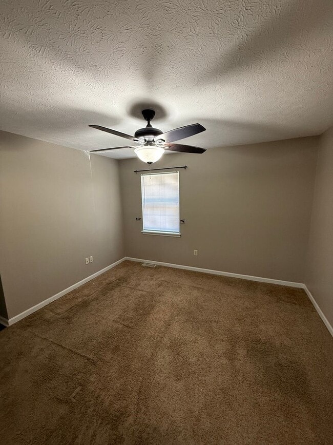 Building Photo - 2 Bed / 1.5 Bath