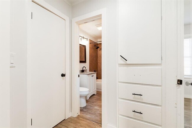 Building Photo - 314 W 36th St