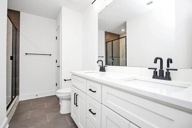 Primary bathroom - 2613 Dr Carver Rd