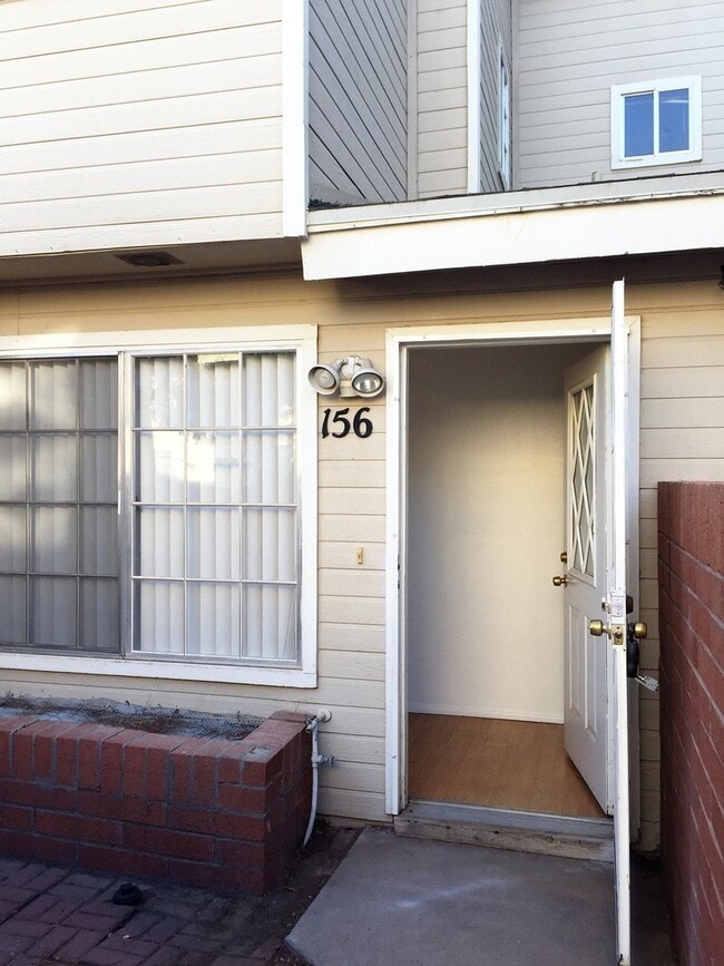 Building Photo - **COMFORTABLE 2br/2ba TOWNHOME (GILBERT & ...