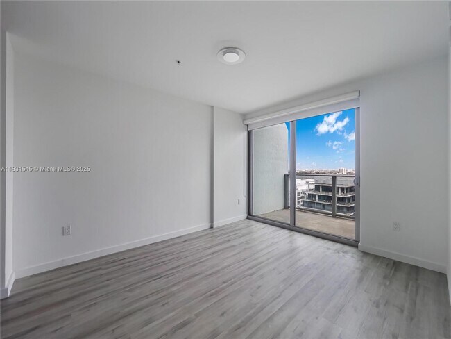 Building Photo - 1600 SW 1st Ave