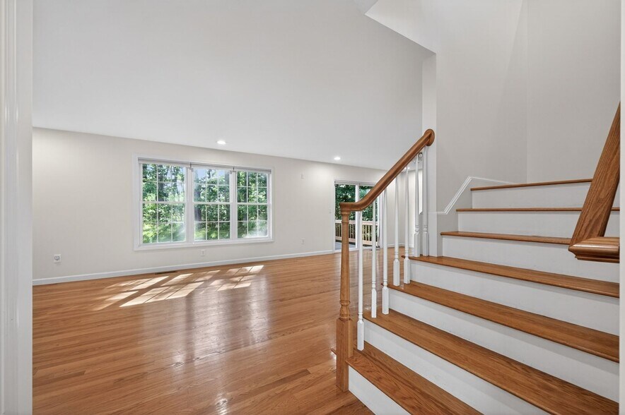 Building Photo - 6 Whitman Ln