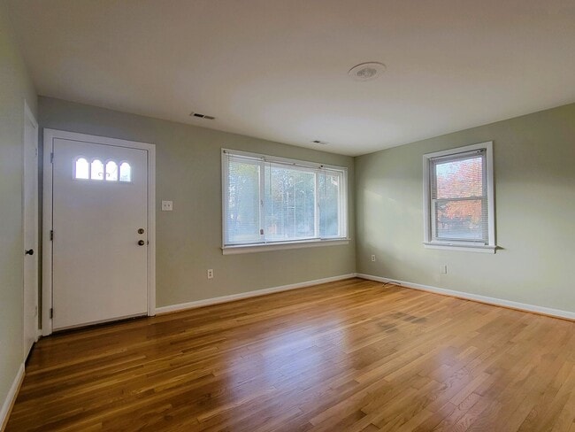 Building Photo - Renovated brick rancher in Southside.