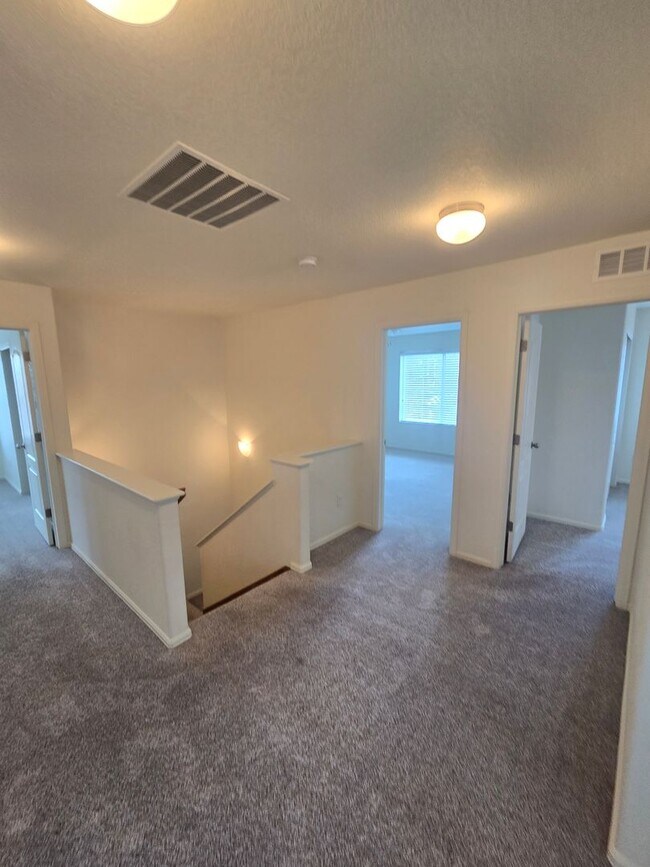 Building Photo - Beautiful 4-Bed, 3.5-Bath Home with Mounta...