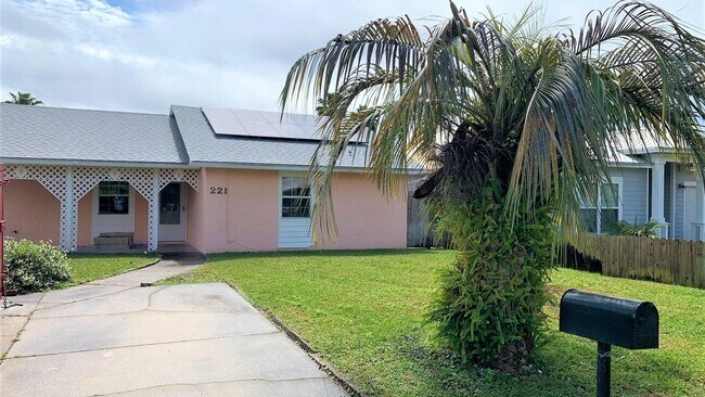 Building Photo - 221 Poinsettia Dr