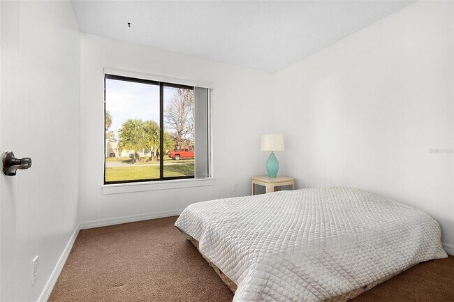 Building Photo - 712 E Flag Way