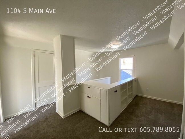 Building Photo - Charming 3 Bedroom House With Office & Fen...