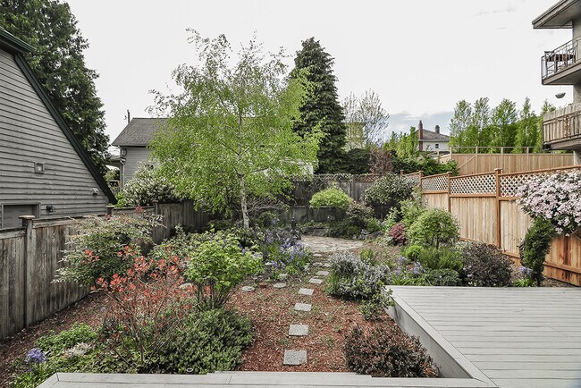 Building Photo - Great Queen Anne house located on the top of the hill 3bd 1.5 bath