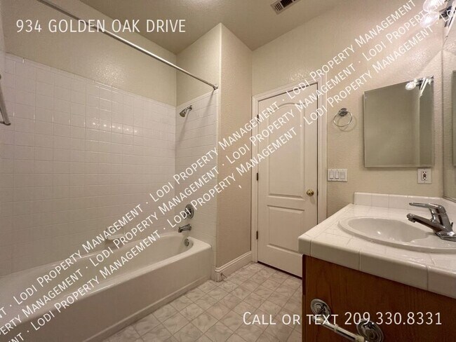 Building Photo - 934 Golden Oak Dr