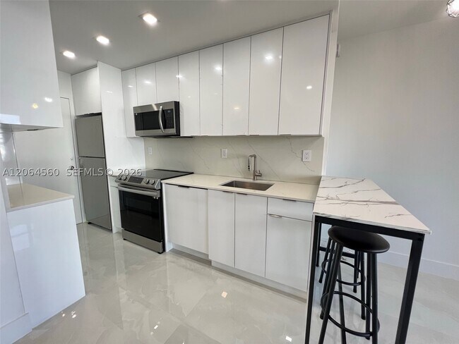 Building Photo - 2899 Collins Ave