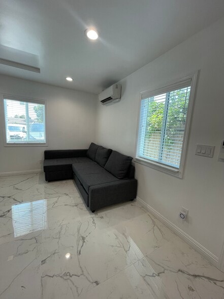 Building Photo - 1521 W Cerritos Ave