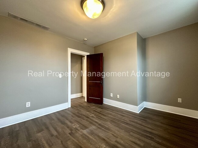 Building Photo - 851 Gardendale.