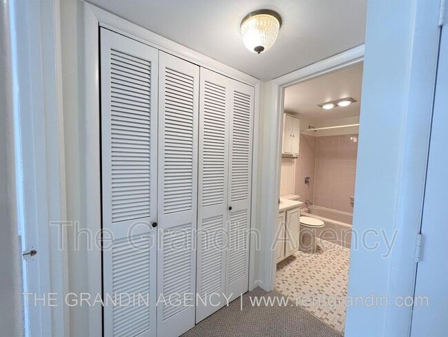 Building Photo - 5260 Crossbow Cir
