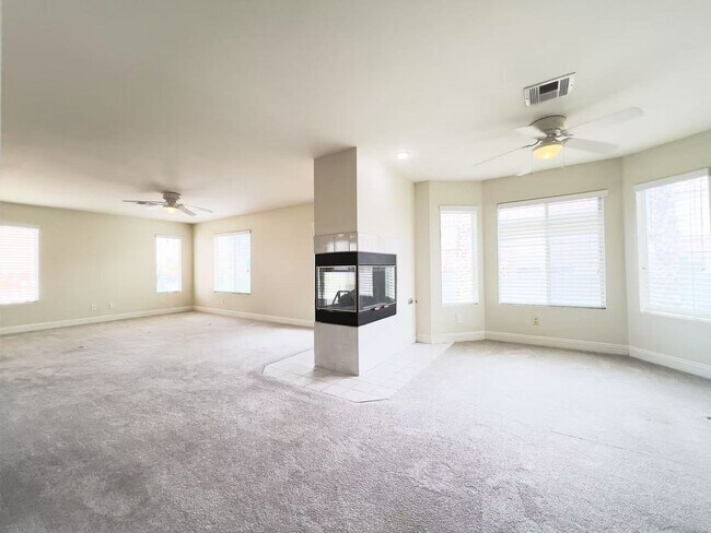 Building Photo - Great location house in Green Valley