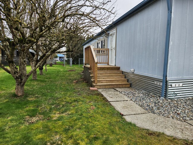 Building Photo - 1625 Main St