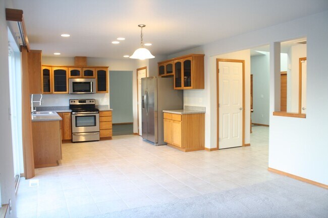 Building Photo - 3 bdrm, 2.5 Bath, 2 car Garage, Gas heat, ...