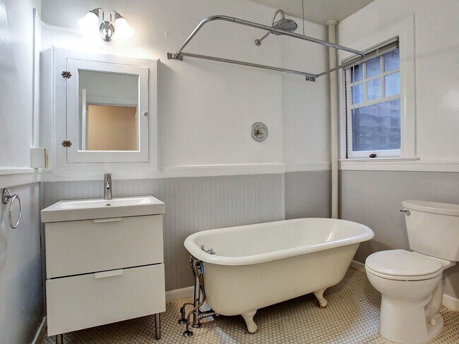 Building Photo - Beautiful 1 Bed w/ Hardwoods on NW Couch &...