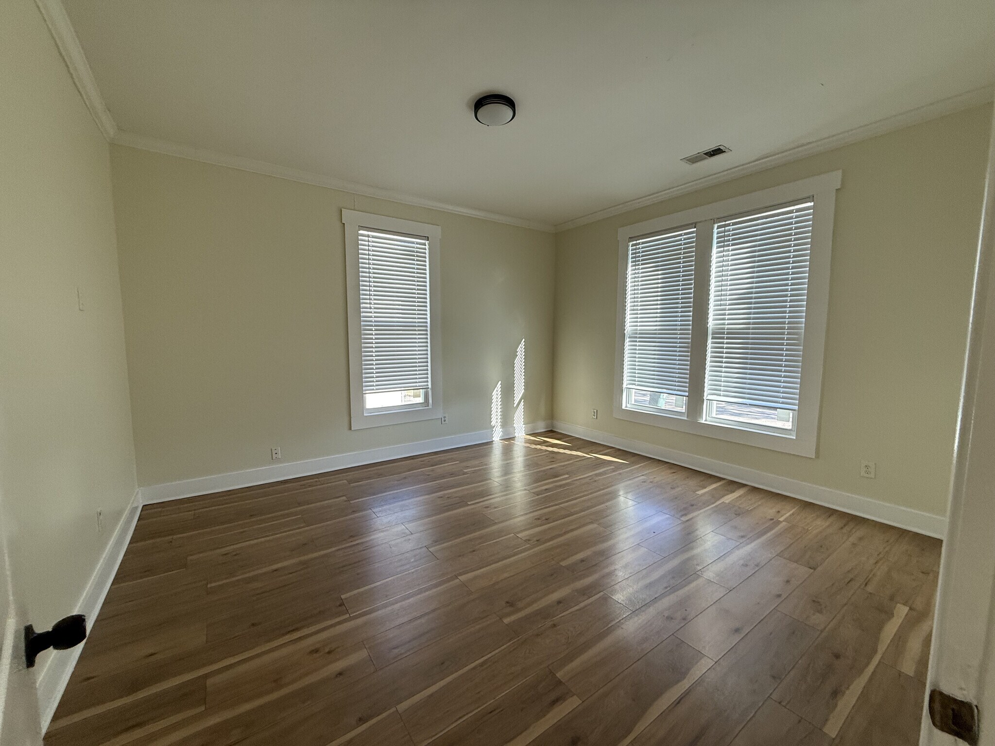 Building Photo - 1371 Ridgeway St