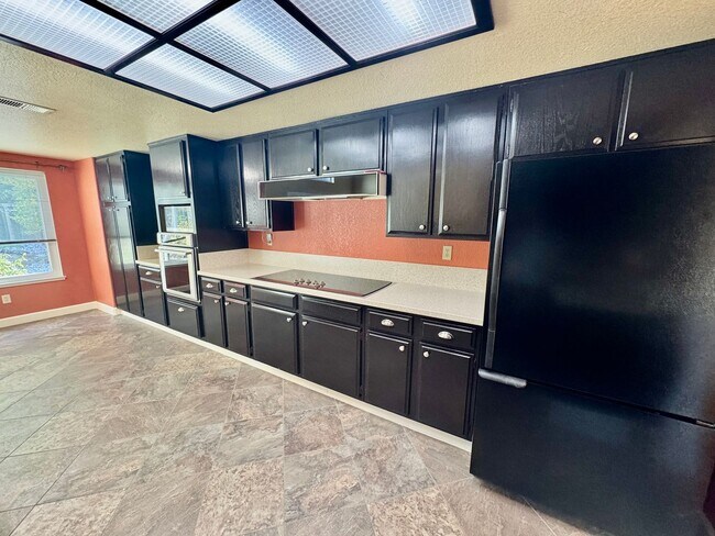 Building Photo - Spacious 4 Bed/2Ba Home in Richmond with Large Backyard!
