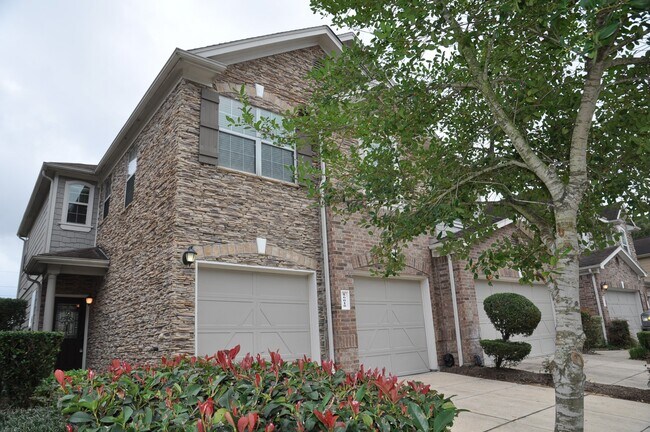 Building Photo - 16018 Limestone Lake Dr