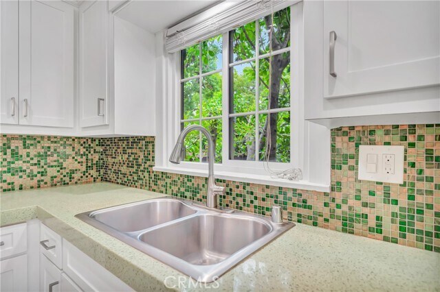 Building Photo - 546 S Beachwood Dr