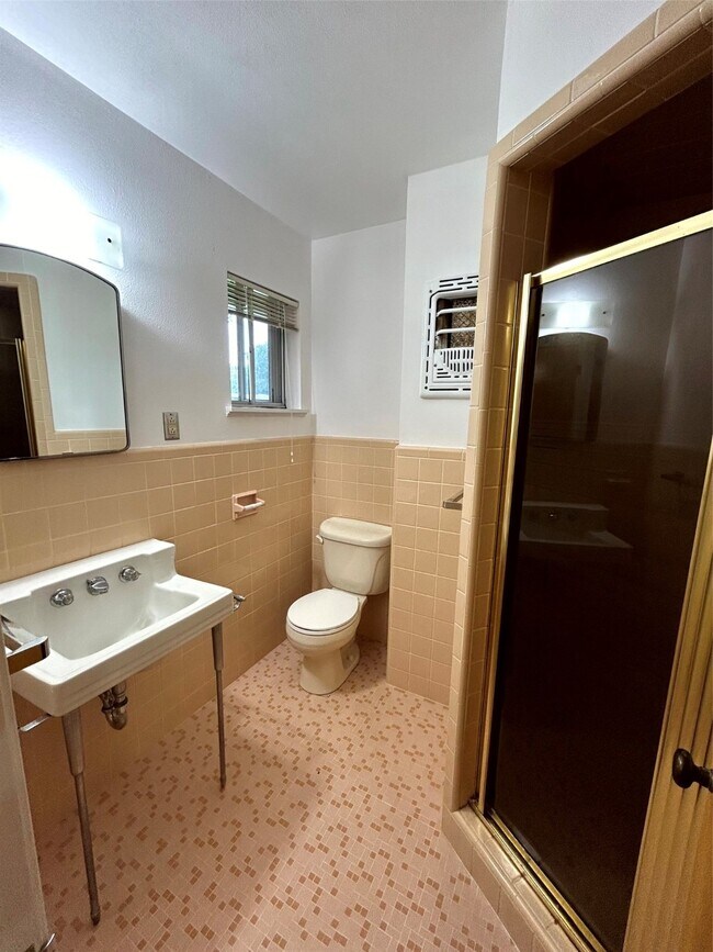 Building Photo - 1902 Gillette St