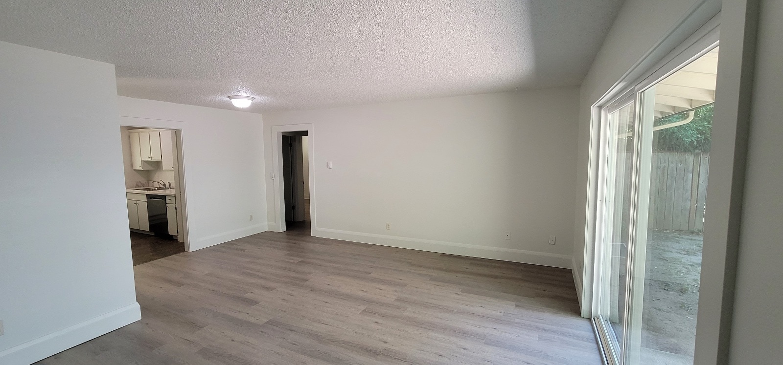 Great room facing kitchen & hall - 110 SE Vista Ave
