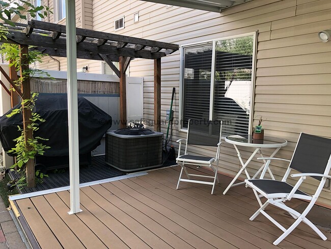 Building Photo - Beautiful Townhome in Wonderful Gated Comm...