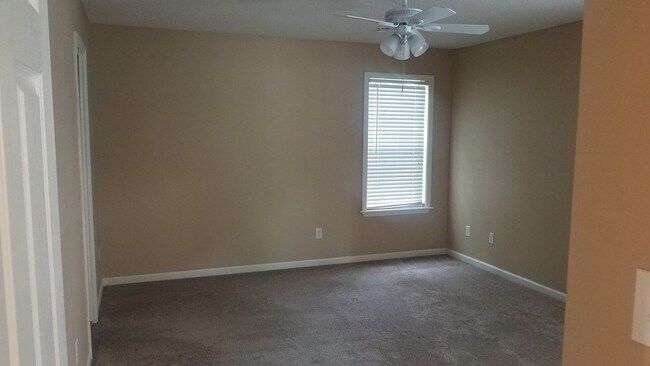 Building Photo - 3 Bedroom/2 Bath Home in New Wood Valley