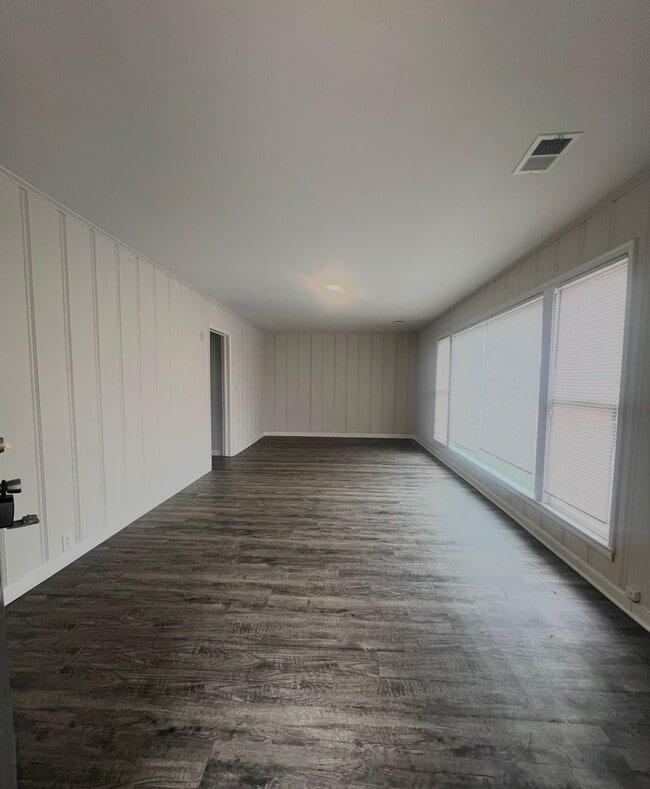 Building Photo - 4 bedroom 2 Bath - Available Now on Main Ave SW