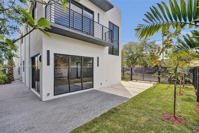 Building Photo - 2421 SW 16th Ter