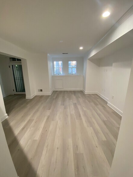 Building Photo - 2012 Hillyer Pl NW