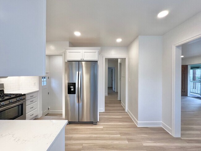 Building Photo - Newly Renovated 3 bed 2 bath With Huge Bac...