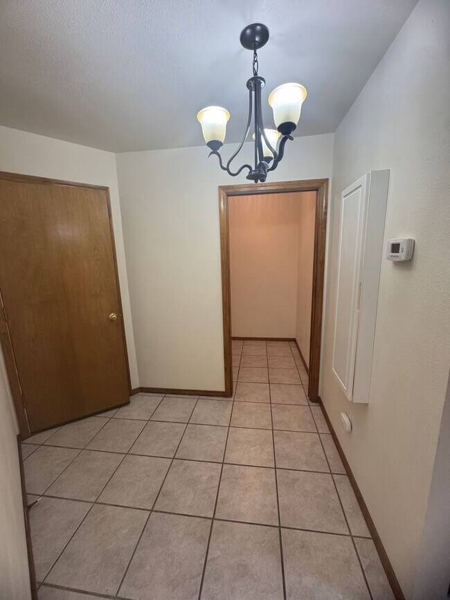 Building Photo - 3Bd 2Bth Home in the Sought-after Colonial...