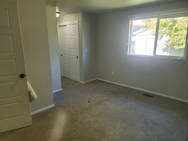 Building Photo - Bright & Beautiful 3-Bed, 2-Bath Home with...