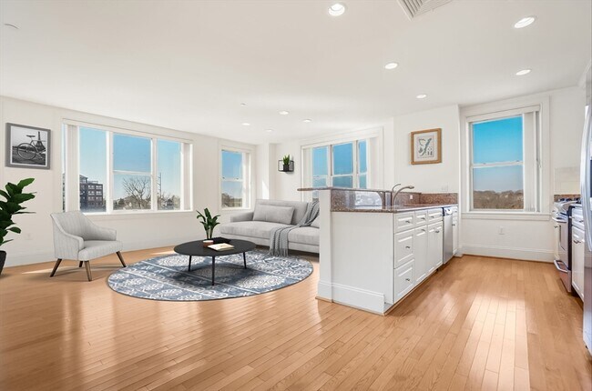 Building Photo - 116-128-128 Rantoul St