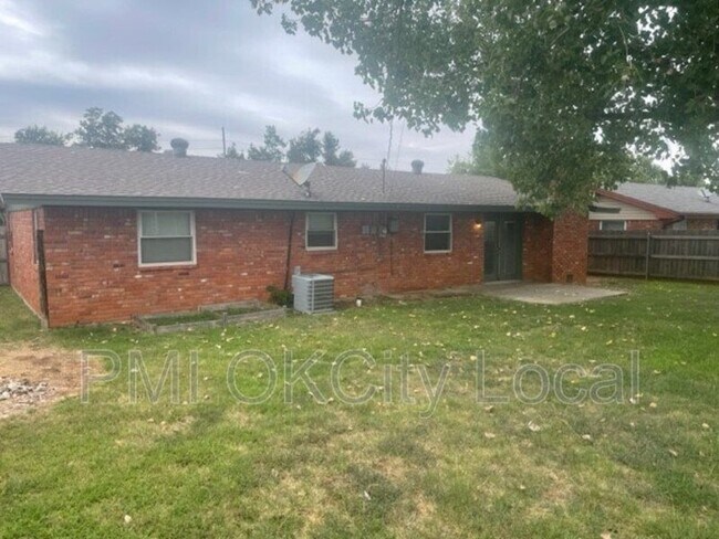 Building Photo - 3708 N Eagle Ln