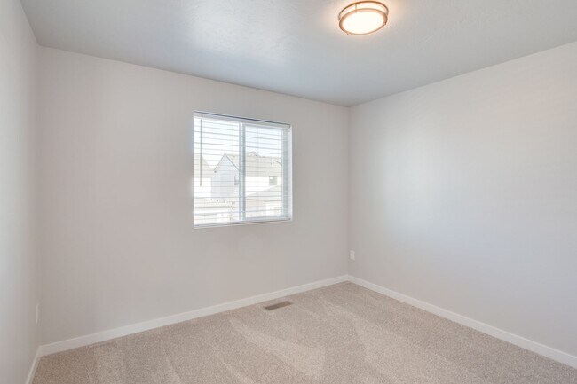 Building Photo - This 3 bedroom/2.5 bath townhome is ready for you!