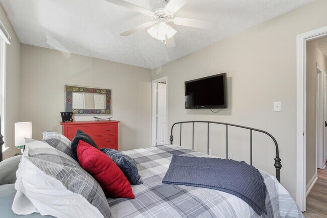 Building Photo - 1108 S Barnett Shoals Rd