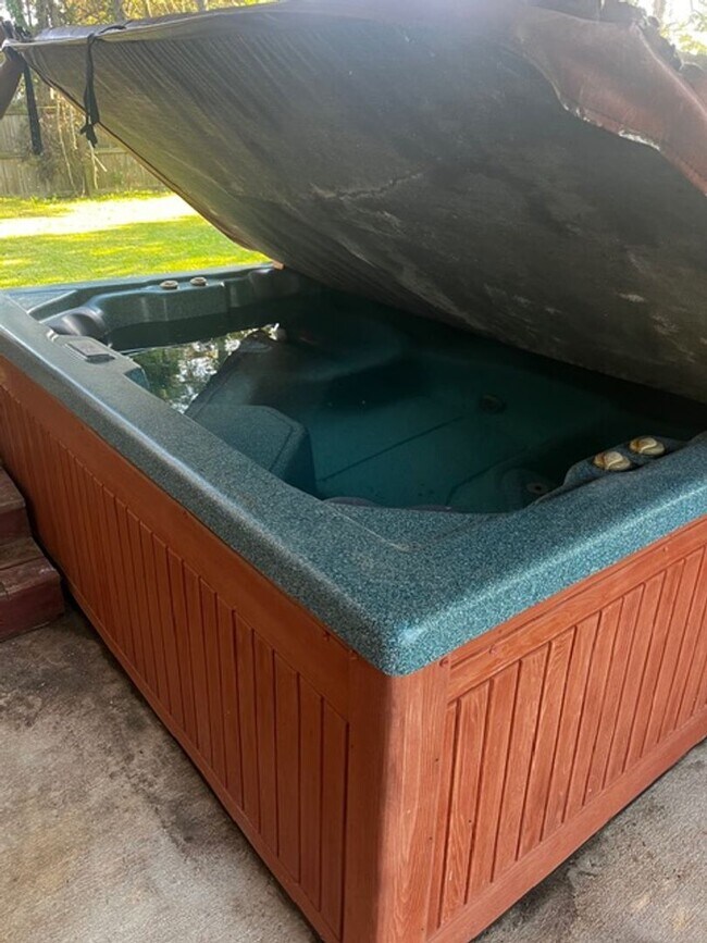 Building Photo - Charming All-Brick Corner Lot Home with Hot Tub & Fenced Yard