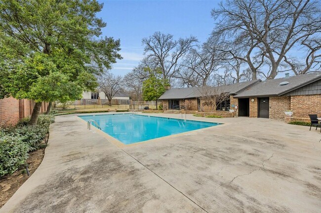 Building Photo - 12660 Hillcrest Rd
